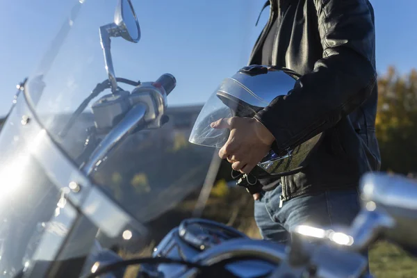 Giovane Uomo Che Indossa Una Giacca Pelle Nera Tiene Casco — Foto Stock