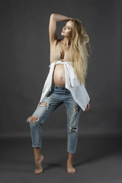 Beautiful Smiling Pregnant Young Blond Woman Wearing Ripped Jeans Bra — Stock Photo, Image