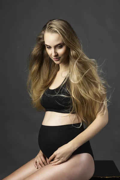 Vacker Gravid Högställd Blond Kvinna Bär Svart Moderskap Underkläder Sitter — Stockfoto