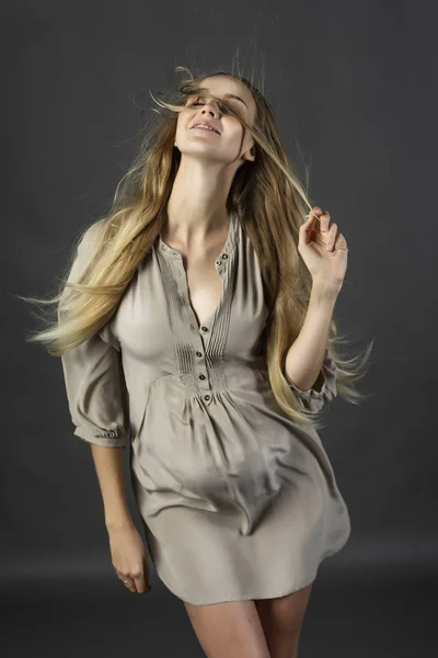 Красива Молода Вагітна Жінка Блондинка Одягнена Коротке Світло Сіре Плаття — стокове фото