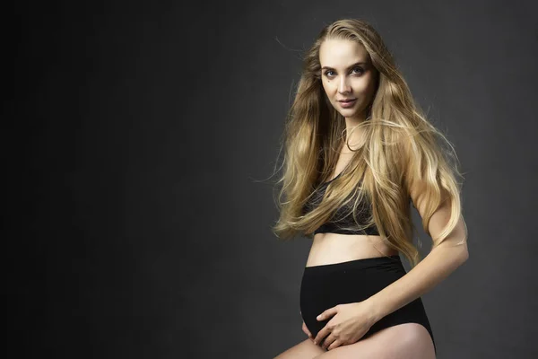 Vackra Gravid Högställd Blond Kvinna Bär Svart Moderskap Underkläder Sitter — Stockfoto