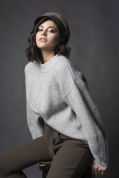 Piękna Brunetka Dziewczyna Casual Noszenia Sweter Sweter Brązowe Spodnie Kapelusz — Zdjęcie stockowe