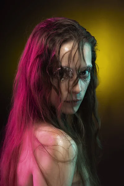 핑크와 빛으로 그녀의 얼굴에 눈물으로 창조적인 메이크업으로 여자에 의하여 이루어져 — 스톡 사진
