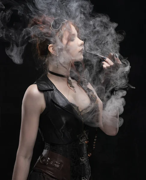 파이프 담배를 연기의 퍼프에 Neckline에 검은색 빅토리아 스타일 Steampunk 의상을 — 스톡 사진