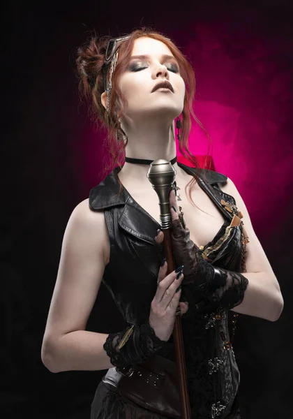 Cosplayer 여자는 Neckline 검은색 보라색 배경에 지팡이 안경을 빅토리아 스타일 — 스톡 사진