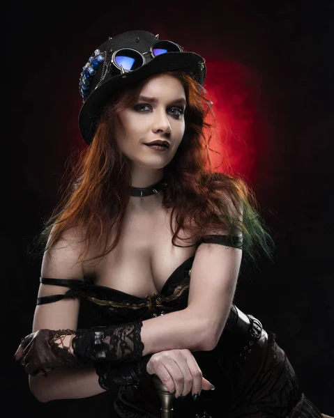 Linda Menina Cosplayer Ruiva Sorridente Vestindo Estilo Vitoriano Traje Steampunk — Fotografia de Stock