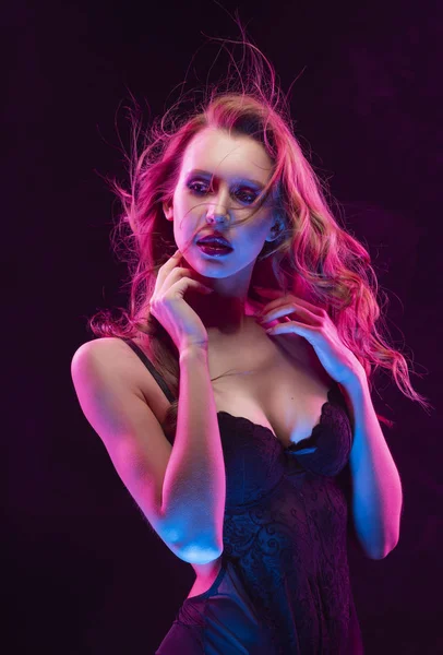 Hermoso delgado sexy tetona rubia chica usando negro bodysuit lit — Foto de Stock
