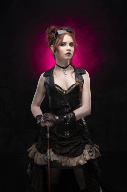 Victorian tarzı giyen güzel bir kızıl saçlı cosplayer kız 