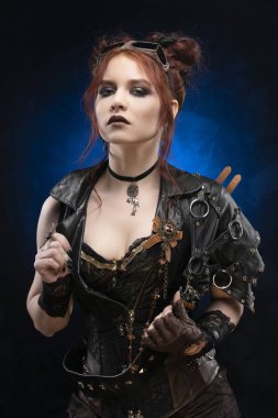 Bir Victorian tarzı Buhar giyen güzel kızıl saçlı cosplayer kız