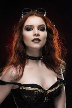 Güzel gülümseyen Redhead cosplayer kız bir Victorian-STY giyiyor
