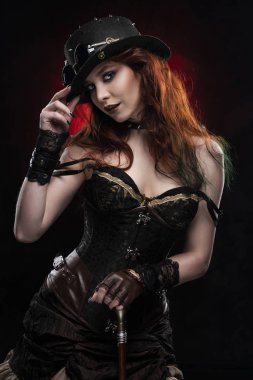 Güzel gülümseyen Redhead cosplayer kız bir Victorian-STY giyiyor