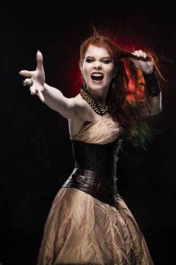 Viktorya tarzı steampu giyen güzel Redhead cosplayer kız