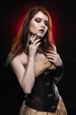 Bir Victorian giyen güzel düşünceli Kızıl cosplay kız-