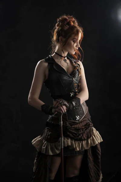 Victorian tarzı giyen güzel bir kızıl saçlı cosplayer kız 