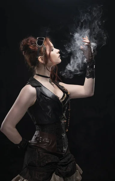 Una hermosa chica pelirroja cosplayer usando una ste estilo victoriano — Foto de Stock