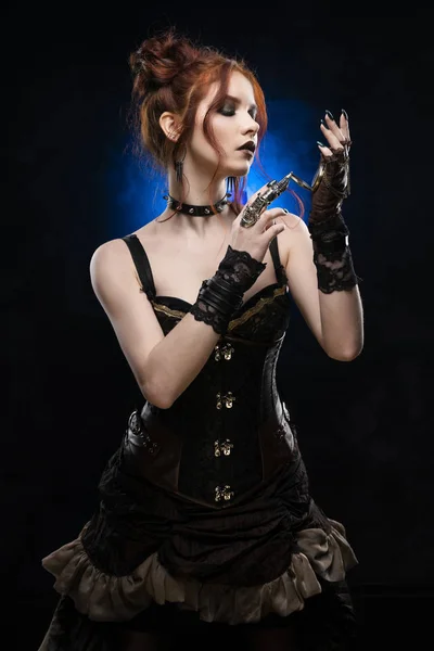 Bir Victorian tarzı Buhar giyen güzel kızıl saçlı cosplayer kız