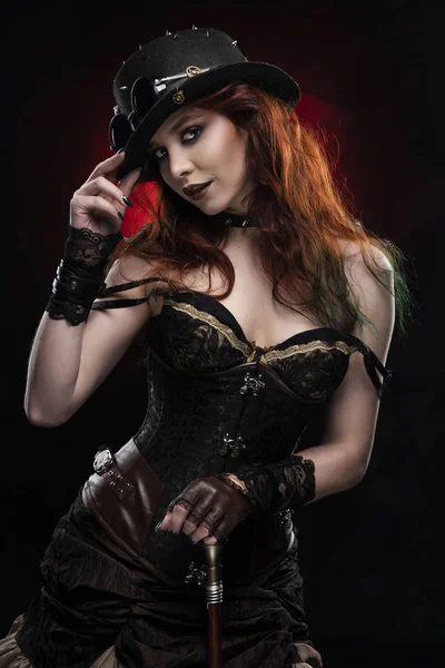 Güzel gülümseyen Redhead cosplayer kız bir Victorian-STY giyiyor