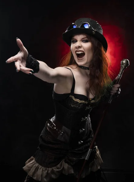 Vacker rödhårig cosplayer flicka klädd i viktoriansk stil steampu — Stockfoto