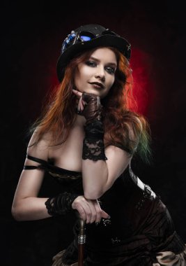 Güzel gülümseyen Redhead cosplayer kız bir Victorian-STY giyiyor