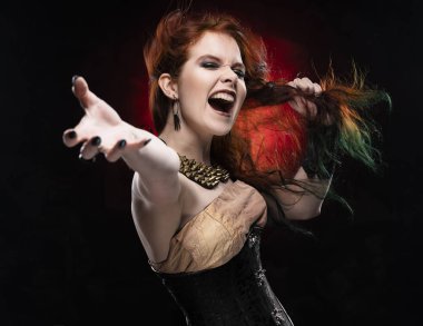 Viktorya tarzı steampu giyen güzel Redhead cosplayer kız