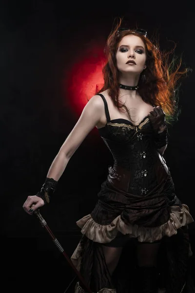 Bir Victorian tarzı Buhar giyen güzel kızıl saçlı cosplayer kız