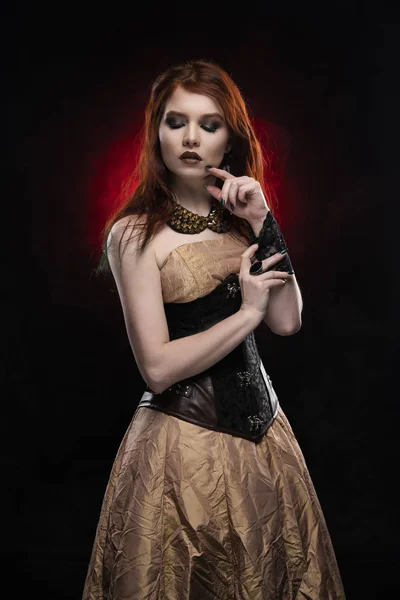 Een mooie attente Redhead cosplay meisje het dragen van een Victoriaanse- — Stockfoto