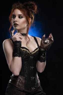 Bir Victorian tarzı Buhar giyen güzel kızıl saçlı cosplayer kız