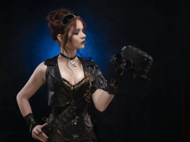Bir Victorian tarzı Buhar giyen güzel kızıl saçlı cosplayer kız