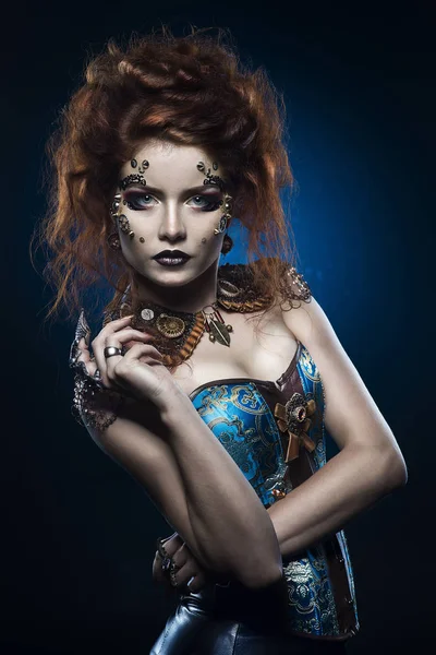 Bir Victorian giyen güzel düşünceli Kızıl cosplay kız-