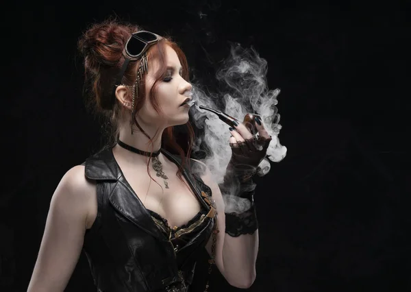 Une belle fille cosplayeuse rousse portant un style victorien — Photo