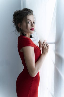 Büyük göğüsler ile güzel genç seksi zarif kız, bir yeniden giyen