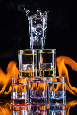 Splases ile alkollü içeceklerle dolu çok renkli camlar 