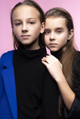 İki sevimli genç kız öğrenciler moda balıkçı giyen
