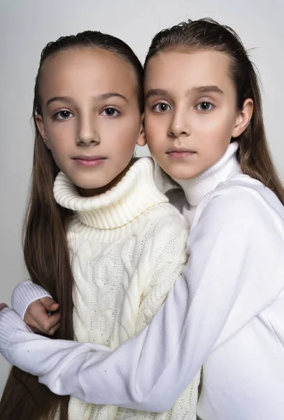 Δύο χαριτωμένες έφηβες φιλενάδες μαθήτριες φορώντας λευκές χελινενετς — Φωτογραφία Αρχείου
