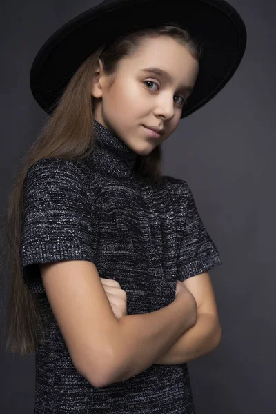 Πορτρέτο του όμορφο χαριτωμένο έφηβος κορίτσι φορώντας ένα σκούρο ζιβάγκο ένα — Φωτογραφία Αρχείου