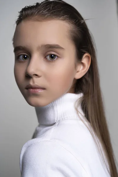 Portrait d'une jolie adolescente portant un pull à col roulé blanc . — Photo