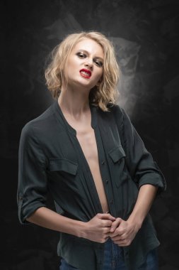 Dağınık saçlı güzel genç sutyensiz ince sarışın kız bir