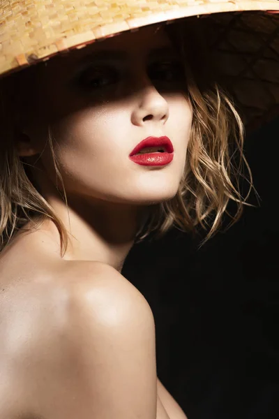 Cara de cerca de una hermosa joven rubia con labios rojos y — Foto de Stock