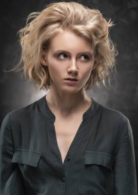 Dağınık saç ve çıplak m ile güzel genç sarışın kız