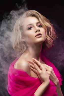 Çıplak yağlı omuzlar ve kıvırcık ile güzel genç sarışın kız 