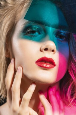 Kırmızı dudaklar ile güzel bir genç sarışın kız yakın çekim yüzü ve