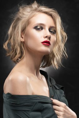 Dağınık saçlı güzel genç sutyensiz ince sarışın kız bir