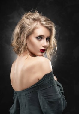 Dağınık saçlı güzel genç sutyensiz ince sarışın kız bir