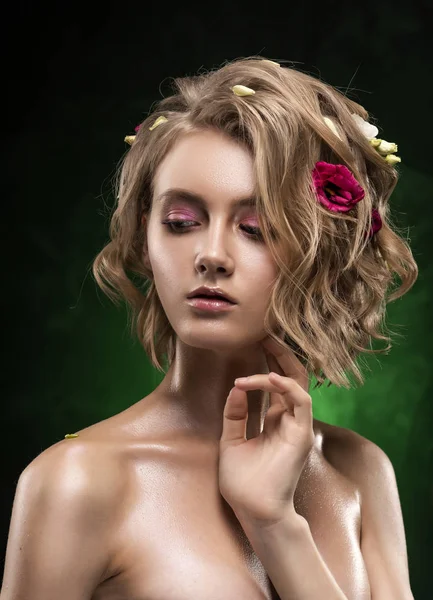 Schöne junge blonde Mädchen mit nackten Schultern, Blumen Zopf — Stockfoto