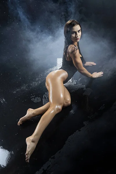 Güzel bacaklı ve ganimet atletik fitness kız modeli, bir giyiyor