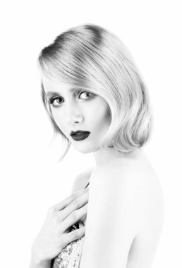 Büyük güzel gözleri, kırmızı dudaklar ve vintage st ile sevimli sarışın kız