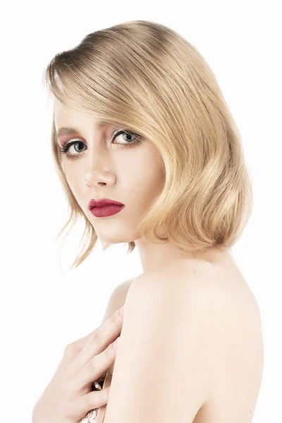 Cute blond dziewczyna z dużymi pięknymi oczami, czerwone usta i rocznika St — Zdjęcie stockowe