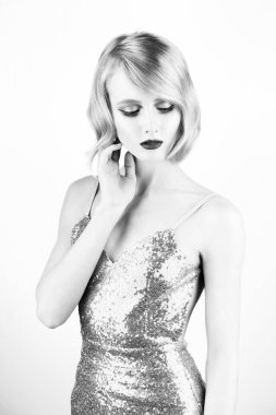 Büyük güzel gözleri, kırmızı dudaklar ve vintage st ile sevimli sarışın kız