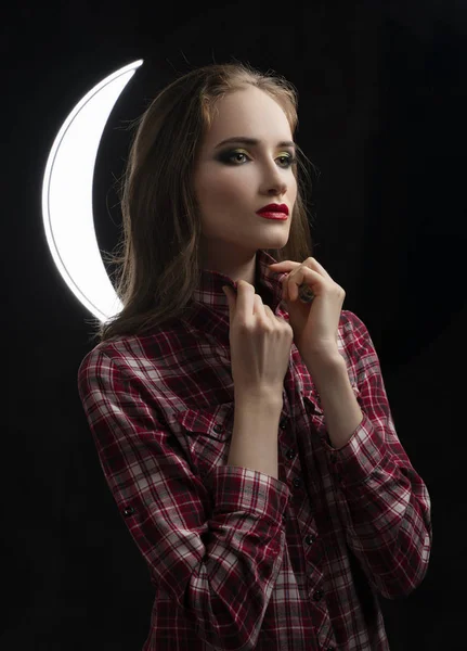 Gyönyörű lány modell piros ajkak make-up, fárasztó alkalmi kockás — Stock Fotó