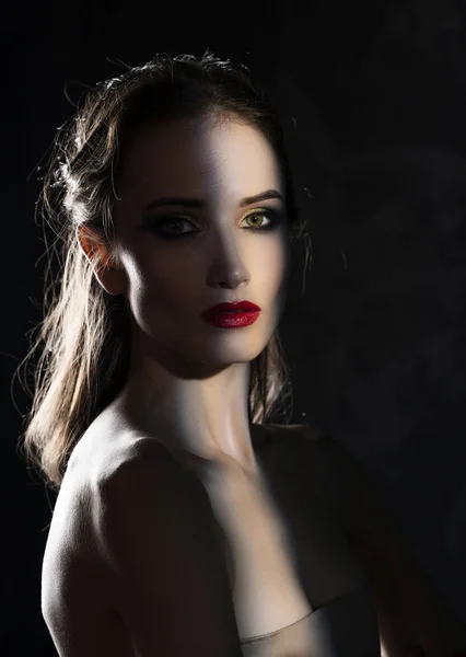 Vacker tjej modell med röda läppar smink och nakna axlar jag — Stockfoto